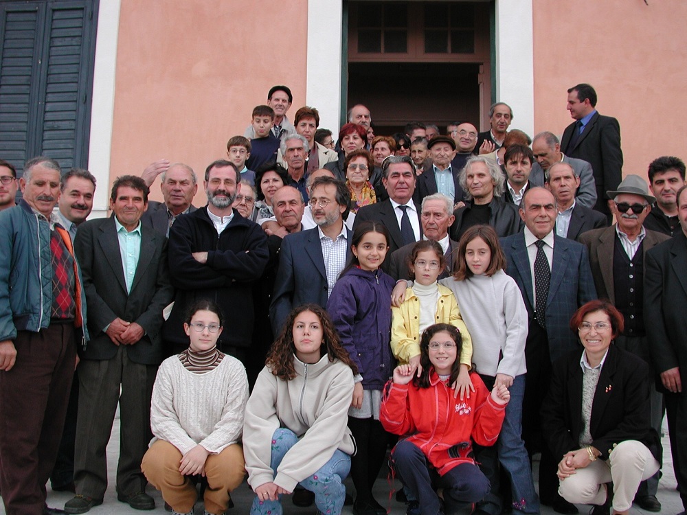 Dall'archivio dell'Associazione Jalò tu Vua: giornata della lingua greca di Calabria 2004. Foto con i parlanti greko (vecchia e nuova generazione).