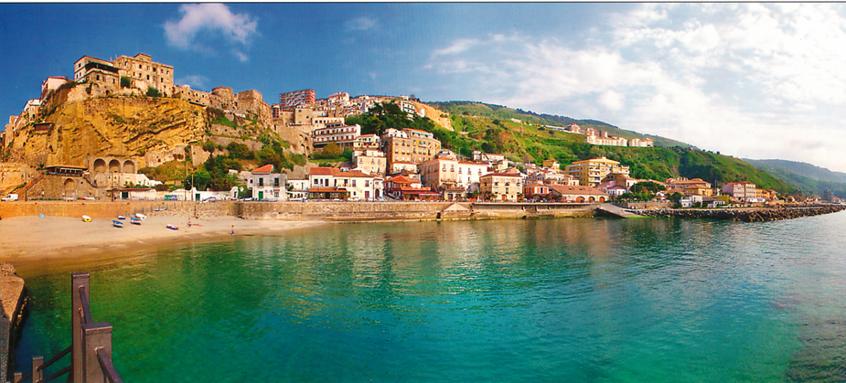 Spiaggia di Pizzo Calabro. Credits immagine: https://www.autostradadelmediterraneo.it/itinerari-la-via-dei-castelli